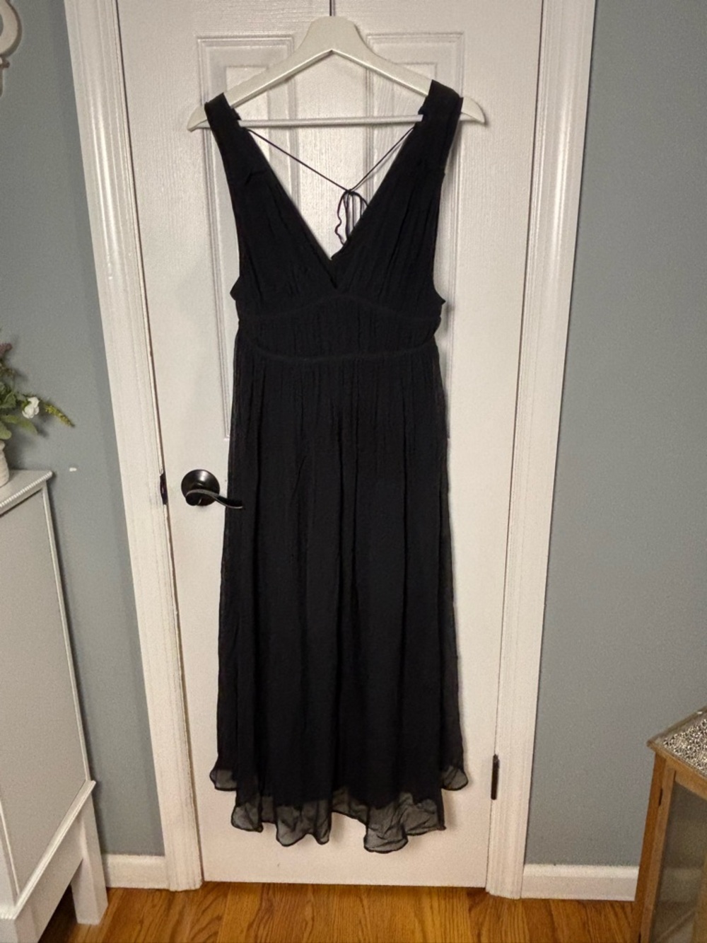 Banana Republic Black V-Neck Sleeveless Crinkle Dress